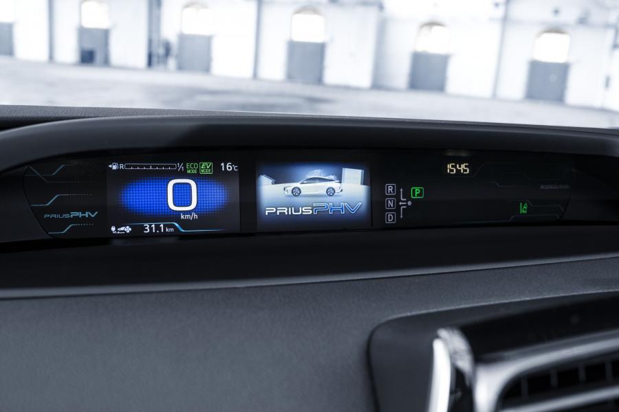 Панель приборов Toyota Prius Plug-in Hybrid 2016 года  (фото 120 из 187)